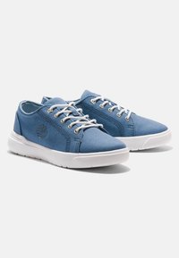 Blaue Leinensneaker mit weißen Gummisohlen, runder Zehenpartie und weißen Schnürsenkeln. Enthält eine Logo-Stickerei an der Seite und strukturierte Akzente.