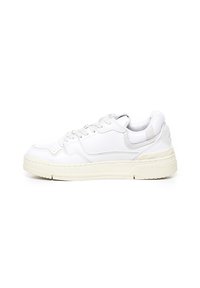 Zapatilla deportiva blanca con una parte superior de cuero suave, detalles perforados, cordones planos y una suela de goma texturizada con amortiguación.