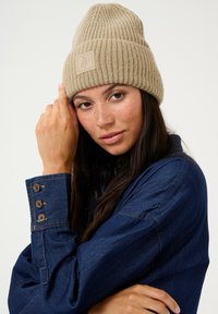 Culture CUMERVA HAT - Pletena kapa - dune