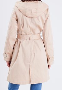Beige trenchcoat met capuchon, een middelgrote tailleband en twee knoopmanchetten. Rechte snit met een vent aan de achterkant. Glad, lichtgewicht stof.