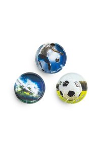 Set aus drei runden Abzeichen mit fußballthemen Bildern: ein Spieler, der einen Ball tritt, ein Ball, der getreten wird, und ein Fußball im Netz.