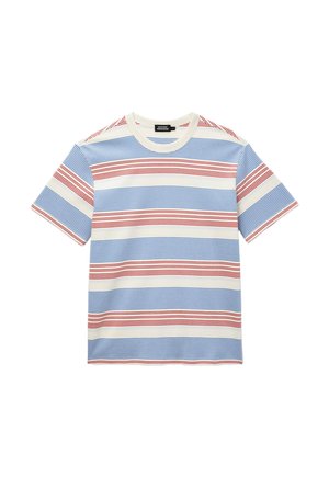 T-shirt à manches courtes avec fines rayures horizontales rouges et bleues alternées sur fond blanc et col rond.