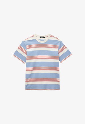 T-shirt à manches courtes avec fines rayures horizontales rouges et bleues alternées sur fond blanc et col rond.