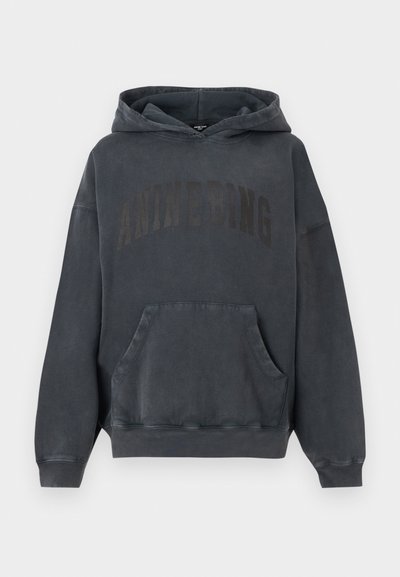 Sweat à capuche gris foncé avec poche kangourou avant et texte "ANINE BING" estompé sur la poitrine, manches longues et poignets côtelés.
