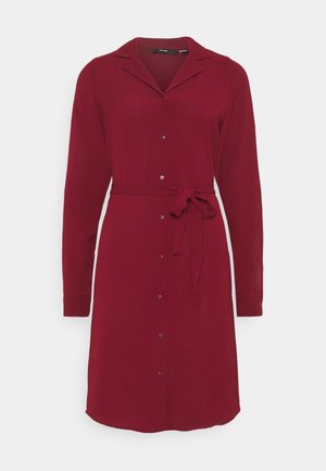 Robe chemise bordeaux à manches longues avec col, boutons à l'avant et ceinture nouée à la taille.