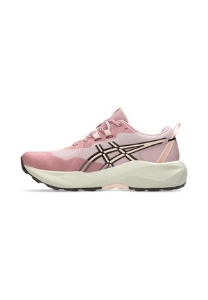 Zapatilla de running rosa claro con suela beige, rayas negras del logo en el lateral y entresuela acolchada, mostrada en vista de perfil sobre fondo blanco.