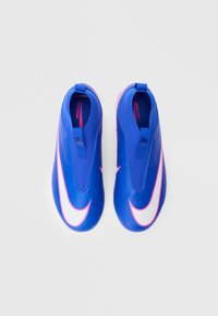 Μπλε αθλητικά παπούτσια με κομψό σχεδιασμό, ομαλή υφή και εμφανή λευκά και ροζ λογότυπα Nike Swoosh. Στυλ που φοριέται χωρίς κορδόνια, με θηλιές στη φτέρνα.