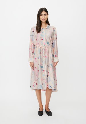 Lichtgewicht, lange mouwen jurk in pastelkleuren met een bloemenprint. Heeft een getailleerde taille, knoopsluiting aan de voorkant en een overhemdkraag.