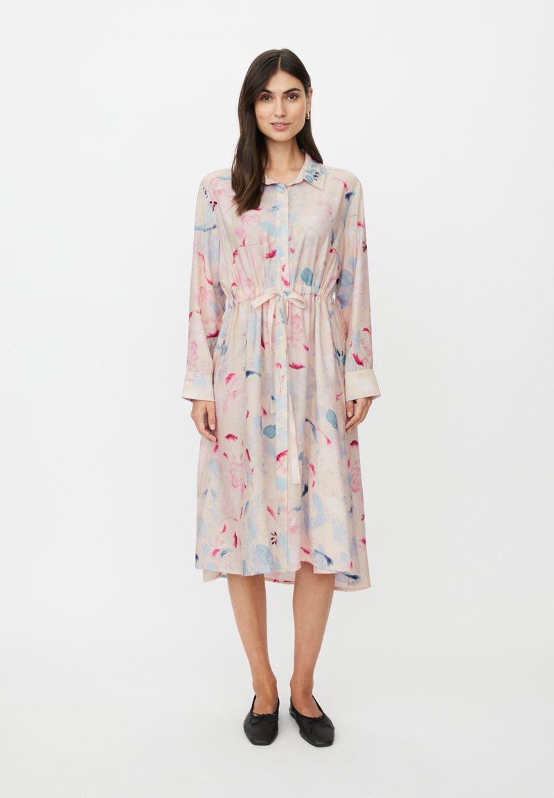 Leichtes, langärmeliges Kleid in Pastellfarben mit Blumenmuster. Es verfügt über eine taillierte Passform, eine Knopfleiste vorne und einen Hemdkragen.