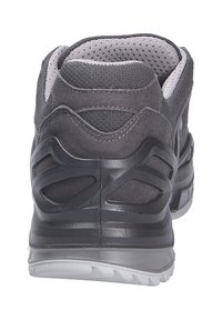 Scarpa da ginnastica grigia con tomaia in tessuto morbido e dettagli in mesh, collo imbottito e suola in gomma con un motivo di battistrada testurizzato.