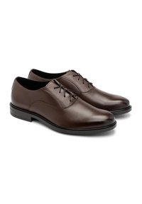 Scarpe eleganti in pelle marrone con una finitura liscia, punta arrotondata e design a lace-up con cinque occhielli. Presentano una suola in gomma nera a profilo basso.