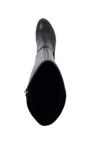 Zwarte leren kniehoge laars met een spitse neus en een gladde afwerking, voorzien van een gouden ritsdetails aan de zijkant en een strakke schachtopening.