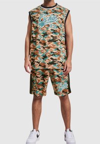 Haut sans manches à imprimé camouflage et short dans des teintes de marron, vert et bleu-vert, affichant le logo "Ecko Unltd 72" ; fabriqué en tissu léger.