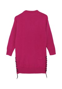 Lungo maglione rosa a maglia con colletto rotondo, polsini a coste e dettagli in pizzo nero sui lati. Texture liscia, vestibilità over size.