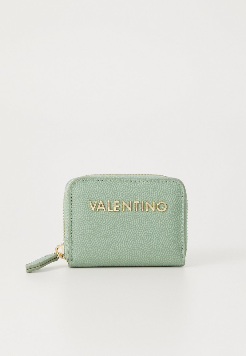 Portafoglio zip in pelle verde con texture, caratterizzato da branding in oro embossato, forma rettangolare e una piccola linguetta sul cursore.