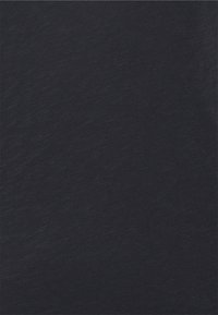 Mörkblå T-shirt med ett mjukt, texturerat tyg; har en slät yta och en jämn färg genom hela plagget. Inga synliga mönster eller accenter.