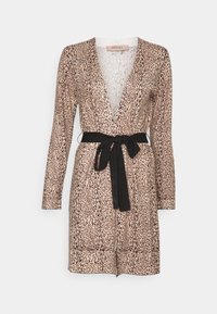 Szlafrok w panterkę wykonany z lekkiego materiału, z długimi rękawami i dekoltem w serek. Posiada czarny pasek do wiązania w talii oraz miękką fakturę.