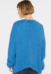 Blauer Strickpullover mit lockerer Passform und geripptem Saum. Verfügt über eine weiche, flauschige Textur und überschnittene Schultern, die ein entspanntes Design zur Schau stellen.