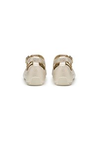 Sandali beige chiari con un motivo testurizzato, cinturino posteriore e chiusura a fibbia. Presentano una suola in gomma con grip e un design aperto.