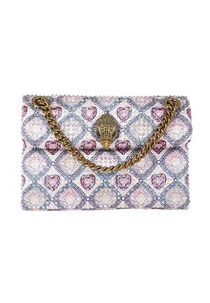 Borsa clutch rettangolare con motivi a cuori rosa, borchie iridescenti, tracolla a catena in ottone e fermaglio decorativo a forma di testa d'uccello dorata.