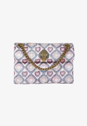 Pochette rectangulaire avec des motifs en forme de cœur rose, des clous irisés, une bandoulière en chaîne de laiton et un fermoir décoratif en forme de tête d'oiseau doré.
