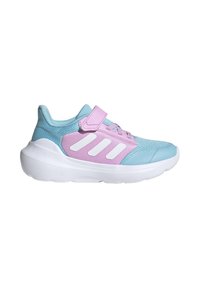 Jasnoniebieski but sportowy z różowymi akcentami, siatkową cholewką, białą gumową podeszwą, regulowanym paskiem i trzema białymi paskami po boku.