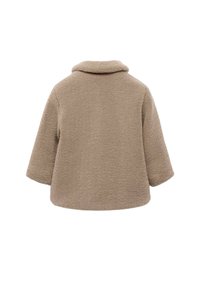 Chaqueta de forro polar beige con cuello, mangas tres cuartos y un corte suelto y cuadrado. Textura suave sin cierres o acentos visibles.