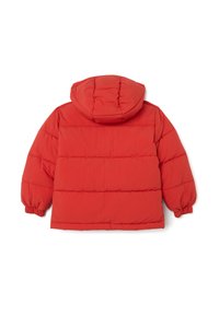 Giacca puffer rossa con cappuccio, caratterizzata da cuciture orizzontali, polsini elastici e una vestibilità leggermente oversize. Tessuto dalla texture liscia.