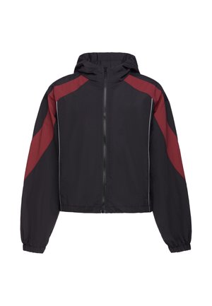 Giacca nera con cappuccio, zip frontale completa, polsini elastici e strisce rosse angolari su spalle e parte superiore delle maniche.