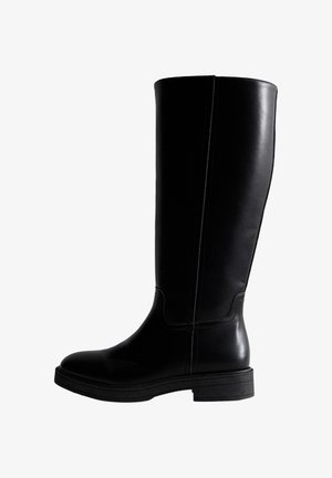 Czarne skórzane botki do kolan o gładkiej fakturze, okrągłym nosku, minimalnym szwie oraz płaskiej gumowej podeszwie. Prosty, elegancki design.