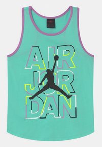 Turkusowy top na ramiączkach z fioletowymi wykończeniami, z czarną sylwetką skaczącej postaci oraz pogrubionym napisem "AIR JORDAN" w żółtym i różowym kolorze.