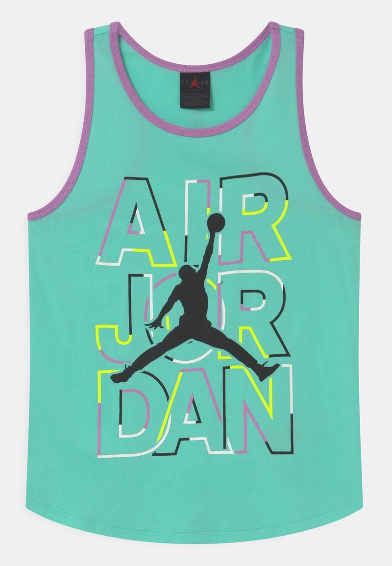 Turkusowy top na ramiączkach z fioletowymi wykończeniami, z czarną sylwetką skaczącej postaci oraz pogrubionym napisem "AIR JORDAN" w żółtym i różowym kolorze.