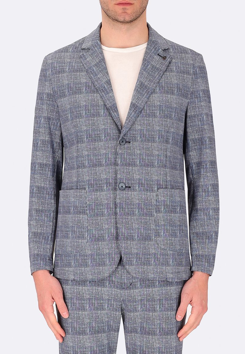 Blazer grigio a motivo con due bottoni, rever a appuntito e due tasche frontali. Presenta un tessuto testurizzato con un delicato motivo a scacchi.