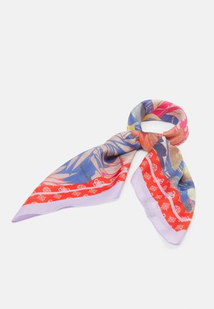 Zijden sjaal met kleurrijke abstracte en bloemmotieven in blauw, rood, roze en beige tinten, gevouwen en geknoopt op een witte achtergrond.