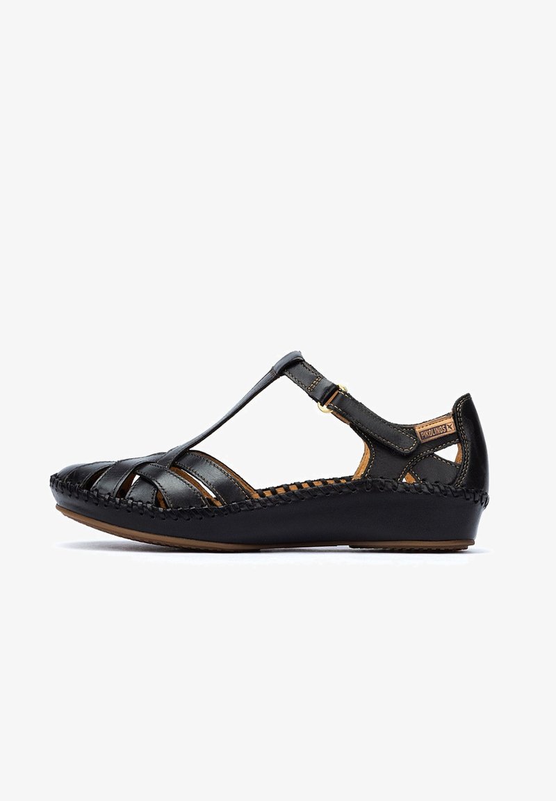 Sandal in pelle nera con cinturino a T, fianchi aperti e dettagli intrecciati. Caratterizzato da un tacco basso e suola e cuciture marroni a contrasto.