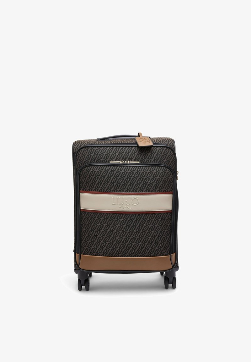 Valise à roulettes brun foncé à motifs avec des accents beige et marron clair, poche avant zippée, poignée sur le dessus et étiquette logo attachée à la poignée.