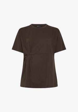 T-shirt marron foncé à manches courtes avec encolure ronde et détail froncé sur le côté créant un subtil drapé sur le devant.