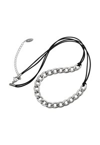 Collana in argento con cordini neri. Presenta ampi segmenti metallici collegati e una chiusura con prolunghe e un'etichetta con logo.