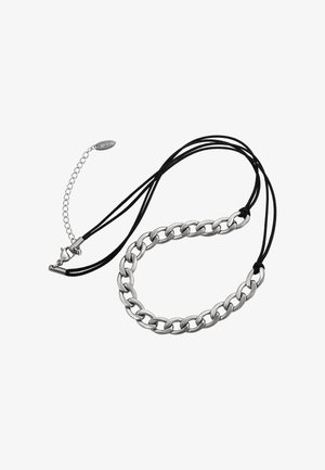 Collier en chaîne argentée avec cordons noirs. Il se compose de grands segments métalliques reliés et d'un fermoir avec un prolongateur de chaîne et une étiquette de logo.