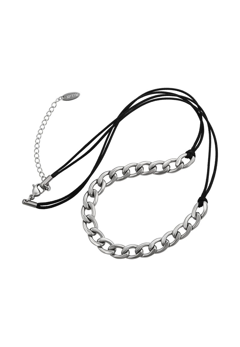 Collana in argento con cordini neri. Presenta ampi segmenti metallici collegati e una chiusura con prolunghe e un'etichetta con logo.