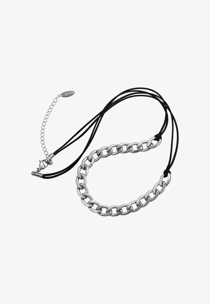 Collana in argento con cordini neri. Presenta ampi segmenti metallici collegati e una chiusura con prolunghe e un'etichetta con logo.