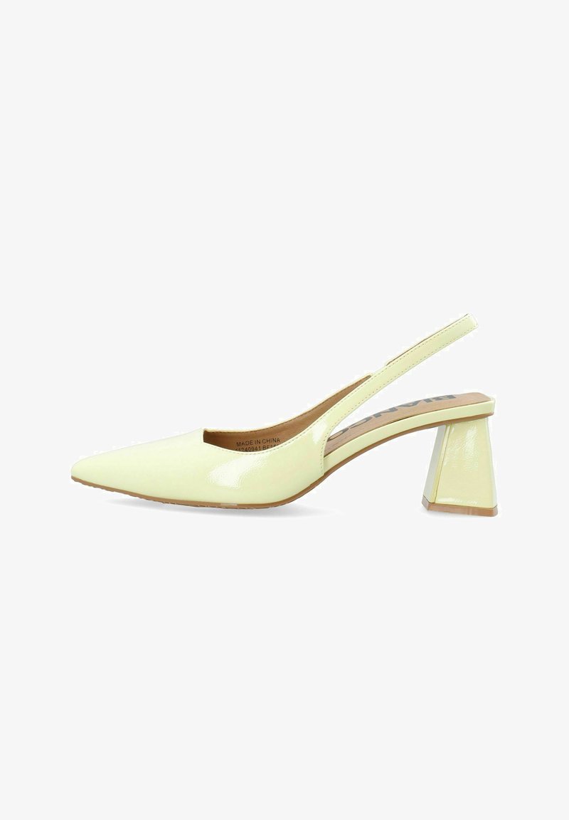 Escarpin en cuir verni jaune avec un bout pointu et un talon bloc. Présente un design découpé sur les côtés pour la ventilation.