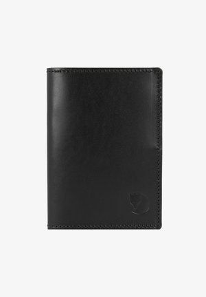 Zwarte leren portemonnee, gladde textuur, rechthoekig ontwerp, met gestikte randen en een gegraveerd logo van een kat aan de voorkant.