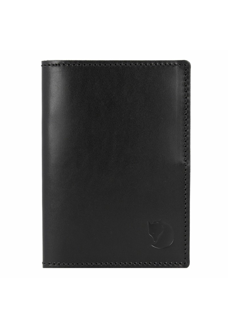 Cartera de cuero negro, textura suave, diseño rectangular, con bordes cosidos y logo en relieve de un gato en la parte frontal.