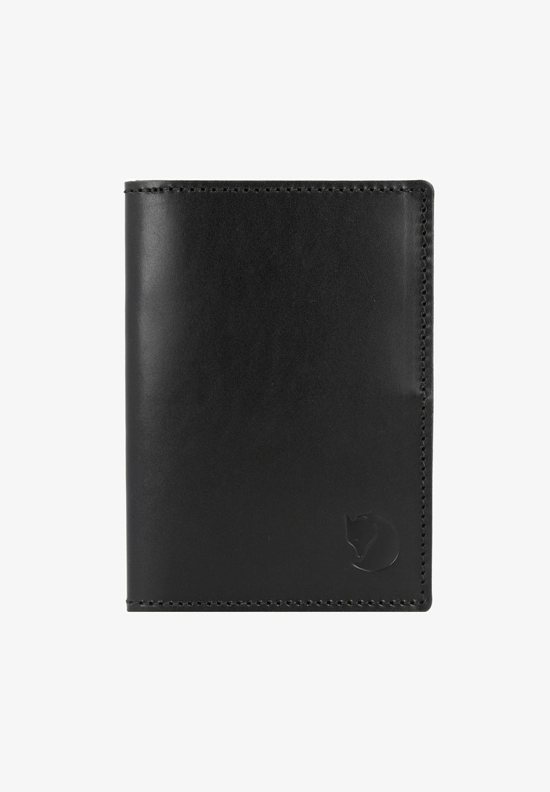 Cartera de cuero negro, textura suave, diseño rectangular, con bordes cosidos y logo en relieve de un gato en la parte frontal.