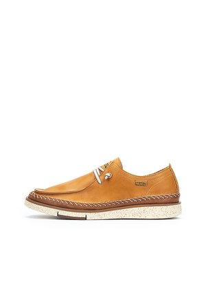 Zapatos de cuero marrón con un acabado suave, suela blanca contrastante y costuras decorativas. Presentan ojales y cordones para un ajuste seguro.
