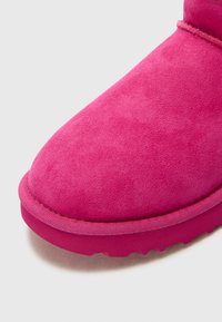 UGG CLASSIC ULTRA MINI - Botas para la nieve - dark peony