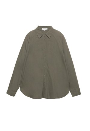 Dlhá košeľa olivovo zelenej farby na zapínanie na gombíky s bodkovaným golierom a manžetovými rukávmi, položená na bielom pozadí.