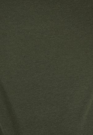 T-shirt en coton vert olive avec une texture lisse et un design ajusté. Présente un motif en tricot côtelé et ne comporte aucun graphisme ni ornement.