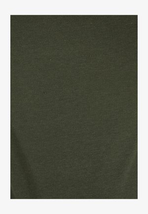 T-shirt en coton vert olive avec une texture lisse et un design ajusté. Présente un motif en tricot côtelé et ne comporte aucun graphisme ni ornement.